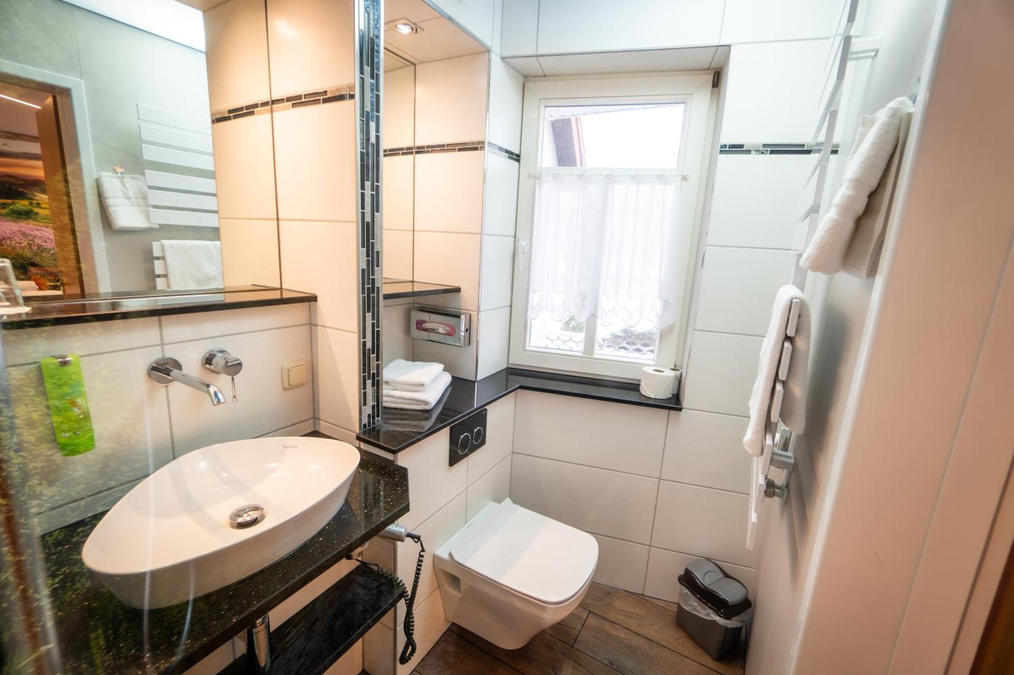 Landhotel Zur Gruenen Kutte Bernshausen Екстериор снимка